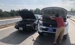 CSGT kích bình điện cho xe ô tô chết máy trên đường cao tốc