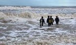 2 du khách bị sóng biển cuốn trôi tử vong trong lúc chụp hình