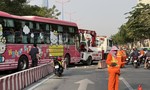 Xe khách Thành Bưởi tông xe bồn tưới nước công viên trên xa lộ Hà Nội