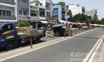 Xe tải kéo sập giá long môn tại hầm chui ở Sài Gòn khiến thùng xe đứt rời