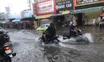 Biên Hoà: Mưa lớn trái mùa khiến khu vực vòng xoay cổng 11 ngập nặng