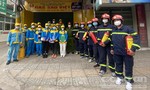 Cảnh sát PCCC&CNCH TPHCM tặng bếp gas, bình chữa cháy cho bà con