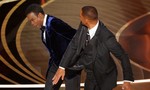 Clip cận cảnh Will Smith tát Chris Rock trên sân khấu Oscar