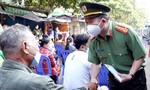 Công an An Giang thăm, hỗ trợ tiểu thương vụ cháy chợ thiêu rụi 70 ki-ốt