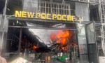 Cháy dữ dội tại quán bar New Pocpoc Beer, thiêu rụi nhiều tài sản
