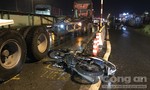 Bình Dương: Xe máy chạy vào làn ô tô, một người bị container tông chết