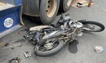 Xe đầu kéo tông xe máy, vợ tử vong, chồng bị thương nặng