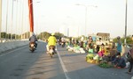 TPHCM: Lấn chiếm đường Nguyễn Văn Linh làm nơi trung chuyển hàng hóa