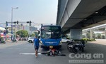 Xe buýt va chạm xe máy giữa ngã tư ở TPHCM, hai người tử vong