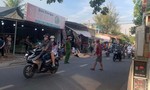 Người đàn ông đi bộ băng qua đường ở Sài Gòn, bị xe Exciter tông tử vong