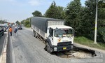 'Hố tử thần' bất ngờ xuất hiện, "nuốt' xe tải đang chạy trên đường ở Sài Gòn