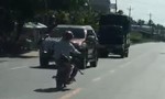 Người đàn ông điều khiển xe máy liên tục đánh võng, tông vào xe 7 chỗ