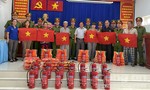 Công an TPHCM: Thăm Mẹ Việt Nam Anh hùng và tặng bình chữa cháy cho ngư dân
