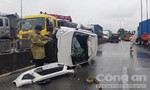TPHCM: Ô tô chở người đi khám bệnh về, bị xe container tông lật nhào
