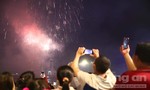 Người dân TPHCM phấn khởi xem màn bắn pháo hoa mừng lễ 30/4