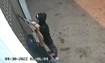 Hai tên trộm liều lĩnh cắt khóa 2 ổ khoá cửa hàng để trộm tài sản