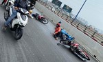 Dầu nhớt đổ trên cầu Sài Gòn, hàng chục người đi xe máy trượt ngã