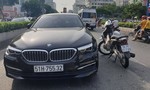 Xe máy va chạm xe BMW, cửa ngõ sân bay Tân Sơn Nhất ùn ứ