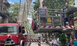 Cảnh sát đưa xe thang cứu khách nước ngoài từ tầng cao khách sạn bốc cháy