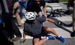 Tổng thống Biden gặp tai nạn ngã xe nhưng không bị thương