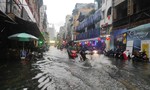 TPHCM: Mưa lớn kéo dài, phố Tây Bùi Viện biến thành sông