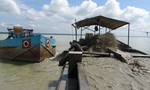 Bắt quả tang 3 tàu khai thác cát trái phép tại lòng hồ Dầu Tiếng