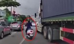 Clip ớn lạnh cảnh tài xế container tạt đầu ‘dằn mặt’ người phụ nữ chạy xe máy