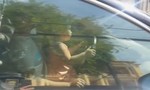 Bé gái ngồi trong lòng tài xế xe Camry, tay cầm vô lăng khi xe đang chạy