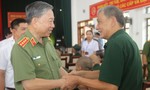 Bộ trưởng Tô Lâm thăm, tặng quà tại Trung tâm điều dưỡng thương binh