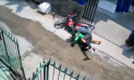 Thanh niên mặc áo Grabbike trộm xe ở TPHCM bị người dân vây bắt