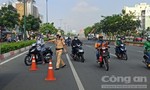 Nhiều người chạy xe máy lấn làn ở đại lộ Phạm Văn Đồng bị CSGT xử lý