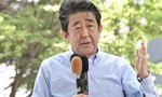 Cựu Thủ tướng Nhật Bản Abe Shinzo bị bắn gục khi đang phát biểu