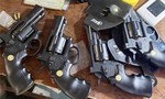 Đồng Nai: Bắt đối tượng tàng trữ ma tuý, thu giữ 4 khẩu súng