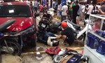 Ôtô “điên” tông hàng loạt xe máy ở cây xăng, nhiều người và xe nằm la liệt