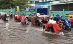 Người dân lội nước trên đường Phạm Văn Chiêu, quận Gò Vấp sau cơn mưa