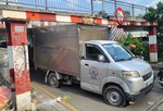 TPHCM: CSGT 'giải cứu' xe tải kẹt dưới gầm cầu Bùi Hữu Nghĩa