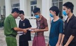 Vụ 40 người trốn chạy khỏi casino ở Campuchia: Công an tặng quà hỗ trợ về quê
