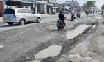 Tỉnh lộ 824, huyện Đức Hòa, Long An: Khẩn trương sửa chữa để tránh tai nạn