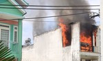 Cháy căn nhà 3 tầng ở TPHCM, người dân ôm tài sản chạy ra ngoài