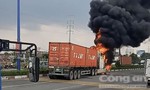 Xe container cháy rụi dưới chân cầu Rạch Chiếc, TP.Thủ Đức