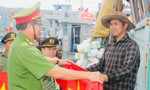 Trao 1.000 lá cờ Tổ quốc cho ngư dân và tặng quà gia đình chính sách
