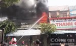 Clip lửa ngùn ngụt bốc lên từ cửa hàng bán nón bảo hiểm