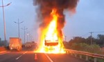 Xe tải cháy rụi trên cao tốc TPHCM - Trung Lương, ùn tắc gần chục km