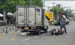 TPHCM: Người phụ nữ bị cuốn vào gầm xe tải tử vong khi đi bộ trên đường