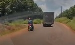 Clip xe tải tránh ổ gà ‘ép’ xe máy lao vào bụi rậm