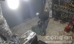 Băng trộm mang bao tới để 'dọn sạch' tiệm phụ tùng xe máy