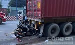 Tài xế xe container chạy xe máy tông đuôi container đậu ven đường tử nạn
