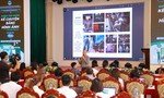 Dự án “Phát triển báo chí Việt Nam” kết hợp trao quà cho trẻ em khó khăn