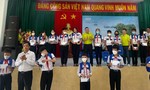 Ngân hàng ACB Phú Yên tặng học bổng cho học sinh vượt khó
