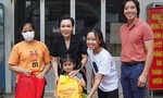 Gia đình Việt Hương mang quà Tết đến với người nghèo